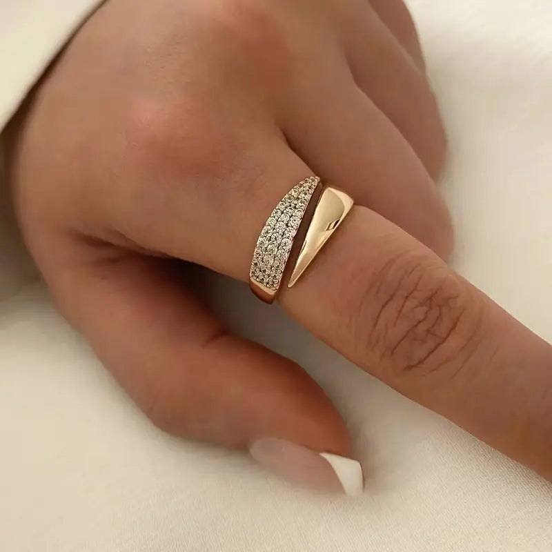 Eleganter, verstellbarer Glitzerring
